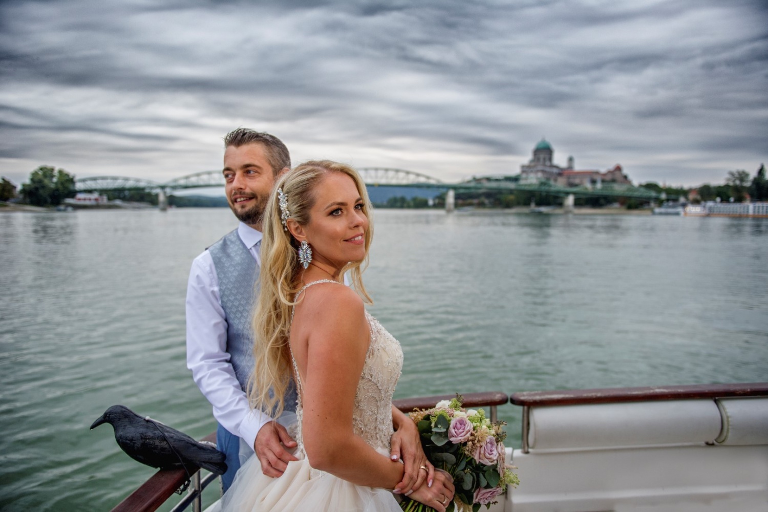 http://www.fotoz.sk/images/gallery-45/normal/eskuvo-kek-hal_svadba-modra-ryba_kek-hal-vendeglo_eskuvoi-fotos-esztergom_eskuvoi-fotos-budapest_juraj-zsok_svadobny-fotograf_eskuvo_eskuvoi-kepek_toneintone_restauracia-modra-ryba069.jpg