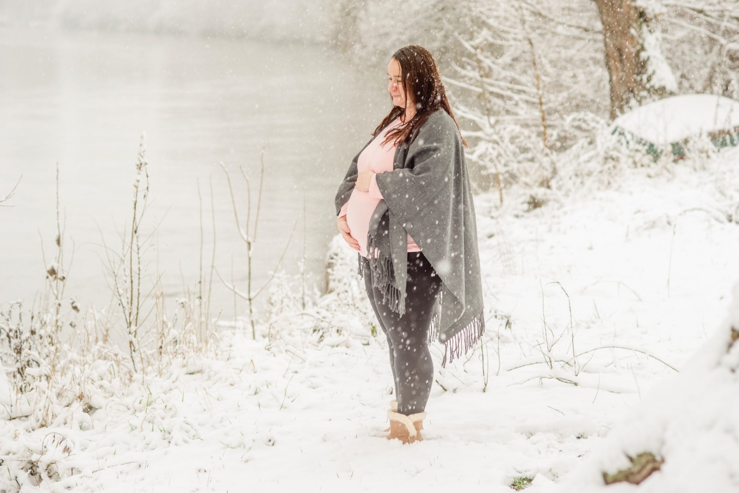 http://www.fotoz.sk/images/gallery-47/normal/teli-kismama-fotozas_kismama-fotok_winter-pregnacy-photo_fotenie-tehuliek_winter-maternity-foto_teli-kismama_tehulka_tehulka-foto_zimne-fotenie_kreativ-kismama-fotozas_042.jpg