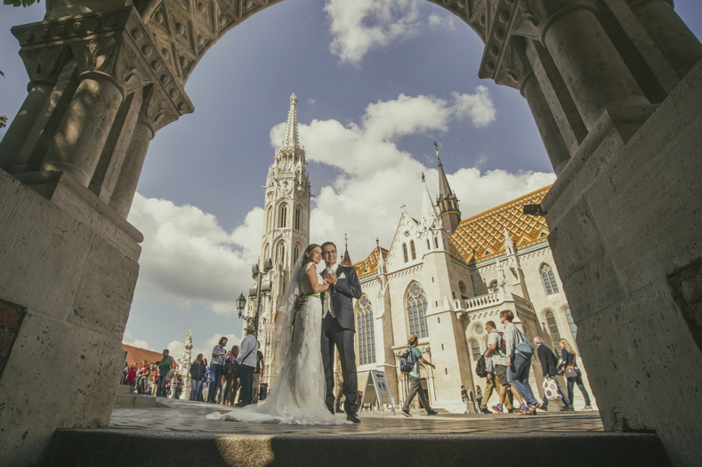 http://www.fotoz.sk/images/gallery-48/normal/eskuvoi-fotos_eskuvoi-fotozas_kreativ-fotozas_eskuvoi-fotos-budapest_eskuvoi-fotos-komarom_menyasszonyi-ruha_juraj-zsok_eskuvoi-kepek_fotozas_szuper-fotos_szabo-ervin-konyvtar_gyonyru-menyasszony248.jpg