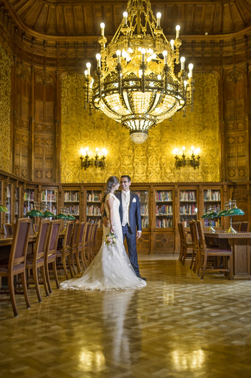 http://www.fotoz.sk/images/gallery-48/normal/eskuvoi-fotos_eskuvoi-fotozas_kreativ-fotozas_eskuvoi-fotos-budapest_eskuvoi-fotos-komarom_menyasszonyi-ruha_juraj-zsok_eskuvoi-kepek_fotozas_szuper-fotos_szabo-ervin-konyvtar_gyonyru-menyasszony257.jpg