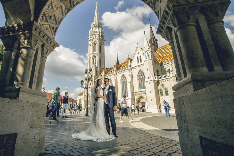 http://www.fotoz.sk/images/gallery-48/normal/eskuvoi-fotos_eskuvoi-fotozas_kreativ-fotozas_eskuvoi-fotos-budapest_eskuvoi-fotos-komarom_menyasszonyi-ruha_juraj-zsok_eskuvoi-kepek_fotozas_szuper-fotos_szabo-ervin-konyvtar_gyonyru-menyasszony258.jpg