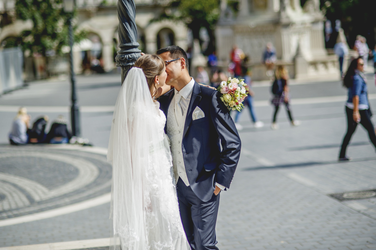 http://www.fotoz.sk/images/gallery-48/normal/eskuvoi-fotos_eskuvoi-fotozas_kreativ-fotozas_eskuvoi-fotos-budapest_eskuvoi-fotos-komarom_menyasszonyi-ruha_juraj-zsok_eskuvoi-kepek_fotozas_szuper-fotos_szabo-ervin-konyvtar_gyonyru-menyasszony262.jpg
