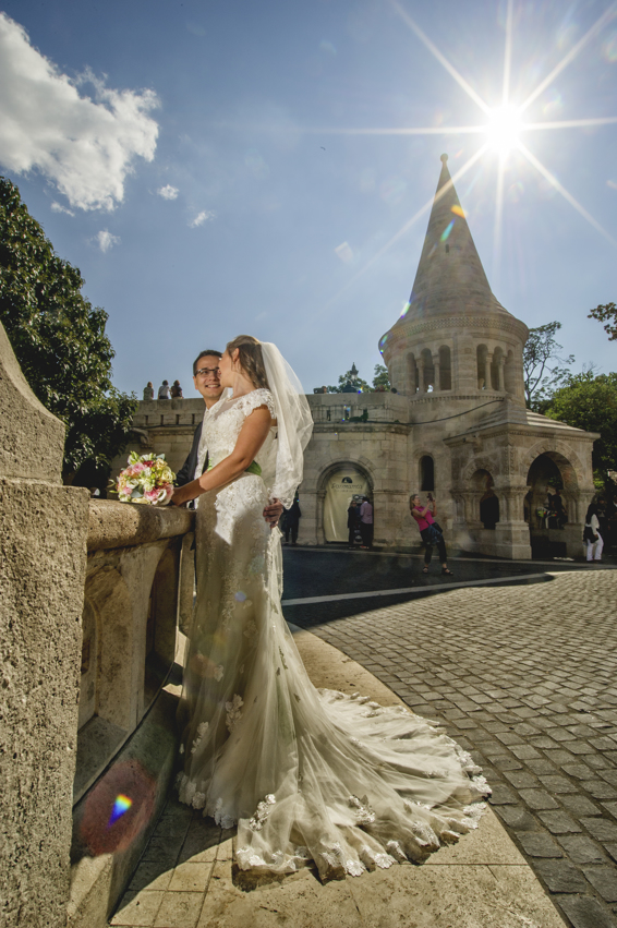 http://www.fotoz.sk/images/gallery-48/normal/eskuvoi-fotos_eskuvoi-fotozas_kreativ-fotozas_eskuvoi-fotos-budapest_eskuvoi-fotos-komarom_menyasszonyi-ruha_juraj-zsok_eskuvoi-kepek_fotozas_szuper-fotos_szabo-ervin-konyvtar_gyonyru-menyasszony263.jpg