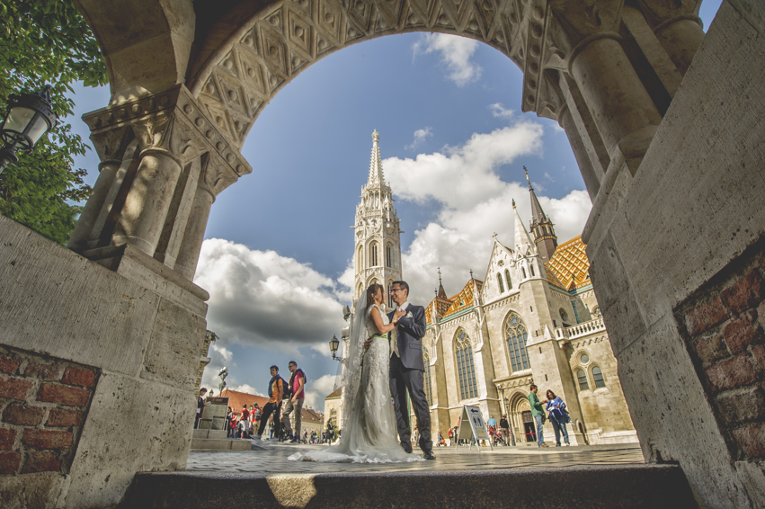 http://www.fotoz.sk/images/gallery-48/normal/eskuvoi-fotos_eskuvoi-fotozas_kreativ-fotozas_eskuvoi-fotos-budapest_eskuvoi-fotos-komarom_menyasszonyi-ruha_juraj-zsok_eskuvoi-kepek_fotozas_szuper-fotos_szabo-ervin-konyvtar_gyonyru-menyasszony269.jpg