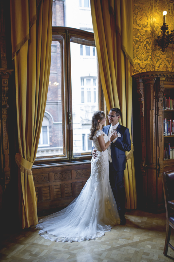 http://www.fotoz.sk/images/gallery-48/normal/eskuvoi-fotos_eskuvoi-fotozas_kreativ-fotozas_eskuvoi-fotos-budapest_eskuvoi-fotos-komarom_menyasszonyi-ruha_juraj-zsok_eskuvoi-kepek_fotozas_szuper-fotos_szabo-ervin-konyvtar_gyonyru-menyasszony274.jpg