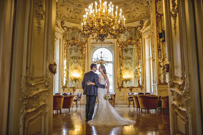 http://www.fotoz.sk/images/gallery-48/normal/eskuvoi-fotos_eskuvoi-fotozas_kreativ-fotozas_eskuvoi-fotos-budapest_eskuvoi-fotos-komarom_menyasszonyi-ruha_juraj-zsok_eskuvoi-kepek_fotozas_szuper-fotos_szabo-ervin-konyvtar_gyonyru-menyasszony279.jpg