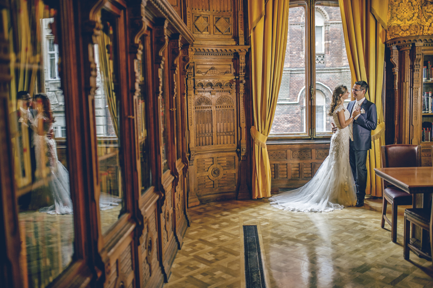 http://www.fotoz.sk/images/gallery-48/normal/eskuvoi-fotos_eskuvoi-fotozas_kreativ-fotozas_eskuvoi-fotos-budapest_eskuvoi-fotos-komarom_menyasszonyi-ruha_juraj-zsok_eskuvoi-kepek_fotozas_szuper-fotos_szabo-ervin-konyvtar_gyonyru-menyasszony280.jpg