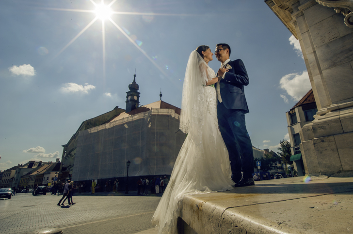 http://www.fotoz.sk/images/gallery-48/normal/eskuvoi-fotos_eskuvoi-fotozas_kreativ-fotozas_eskuvoi-fotos-budapest_eskuvoi-fotos-komarom_menyasszonyi-ruha_juraj-zsok_eskuvoi-kepek_fotozas_szuper-fotos_szabo-ervin-konyvtar_gyonyru-menyasszony289.jpg