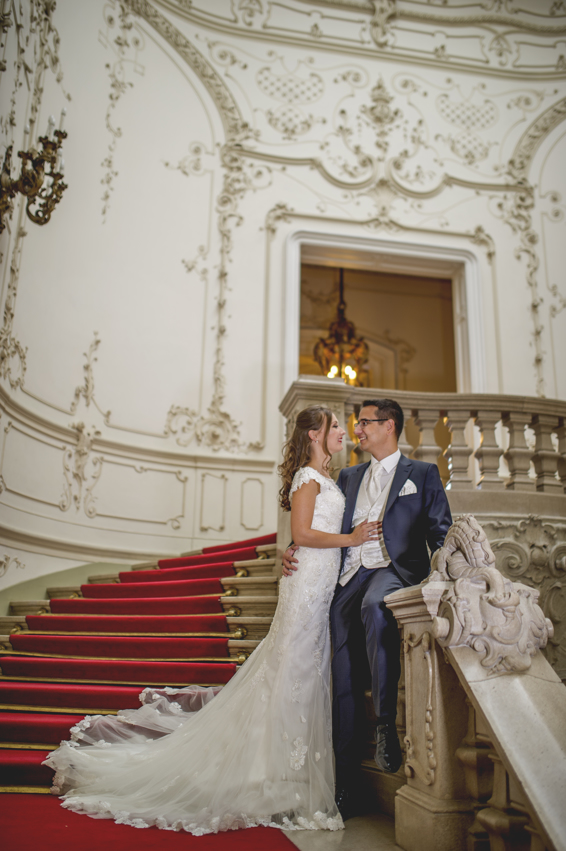 http://www.fotoz.sk/images/gallery-48/normal/eskuvoi-fotos_eskuvoi-fotozas_kreativ-fotozas_eskuvoi-fotos-budapest_eskuvoi-fotos-komarom_menyasszonyi-ruha_juraj-zsok_eskuvoi-kepek_fotozas_szuper-fotos_szabo-ervin-konyvtar_gyonyru-menyasszony297.jpg