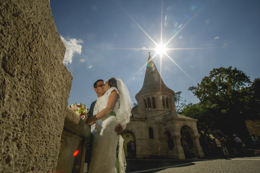http://www.fotoz.sk/images/gallery-48/normal/eskuvoi-fotos_eskuvoi-fotozas_kreativ-fotozas_eskuvoi-fotos-budapest_eskuvoi-fotos-komarom_menyasszonyi-ruha_juraj-zsok_eskuvoi-kepek_fotozas_szuper-fotos_szabo-ervin-konyvtar_gyonyru-menyasszony304.jpg