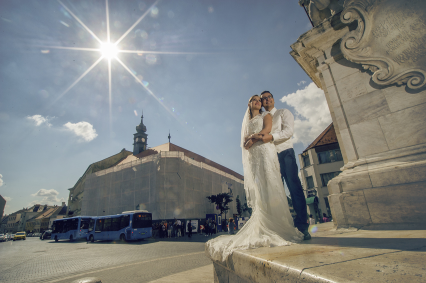 http://www.fotoz.sk/images/gallery-48/normal/eskuvoi-fotos_eskuvoi-fotozas_kreativ-fotozas_eskuvoi-fotos-budapest_eskuvoi-fotos-komarom_menyasszonyi-ruha_juraj-zsok_eskuvoi-kepek_fotozas_szuper-fotos_szabo-ervin-konyvtar_gyonyru-menyasszony306.jpg