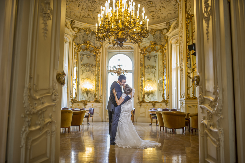 http://www.fotoz.sk/images/gallery-48/normal/eskuvoi-fotos_eskuvoi-fotozas_kreativ-fotozas_eskuvoi-fotos-budapest_eskuvoi-fotos-komarom_menyasszonyi-ruha_juraj-zsok_eskuvoi-kepek_fotozas_szuper-fotos_szabo-ervin-konyvtar_gyonyru-menyasszony310.jpg