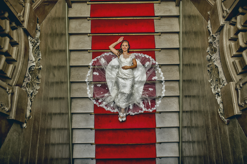 http://www.fotoz.sk/images/gallery-48/normal/eskuvoi-fotos_eskuvoi-fotozas_kreativ-fotozas_eskuvoi-fotos-budapest_eskuvoi-fotos-komarom_menyasszonyi-ruha_juraj-zsok_eskuvoi-kepek_fotozas_szuper-fotos_szabo-ervin-konyvtar_gyonyru-menyasszony312.jpg
