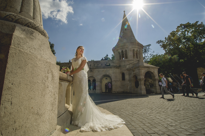 http://www.fotoz.sk/images/gallery-48/normal/eskuvoi-fotos_eskuvoi-fotozas_kreativ-fotozas_eskuvoi-fotos-budapest_eskuvoi-fotos-komarom_menyasszonyi-ruha_juraj-zsok_eskuvoi-kepek_fotozas_szuper-fotos_szabo-ervin-konyvtar_gyonyru-menyasszony319.jpg