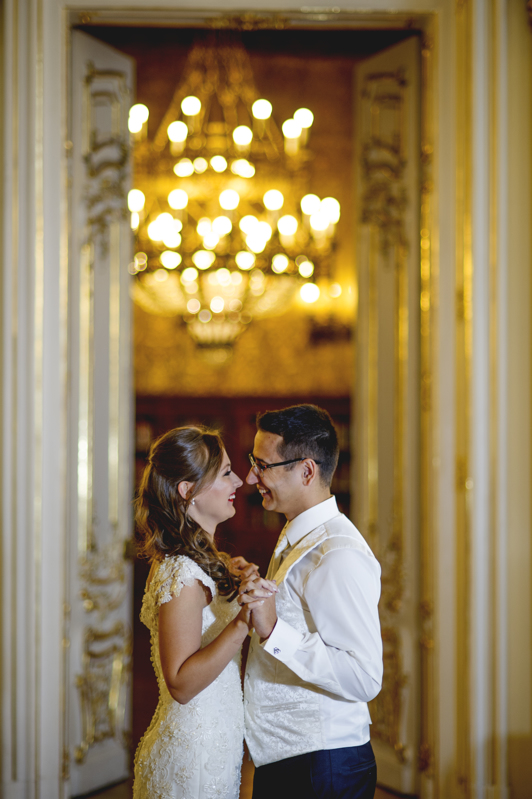 http://www.fotoz.sk/images/gallery-48/normal/eskuvoi-fotos_eskuvoi-fotozas_kreativ-fotozas_eskuvoi-fotos-budapest_eskuvoi-fotos-komarom_menyasszonyi-ruha_juraj-zsok_eskuvoi-kepek_fotozas_szuper-fotos_szabo-ervin-konyvtar_gyonyru-menyasszony321.jpg